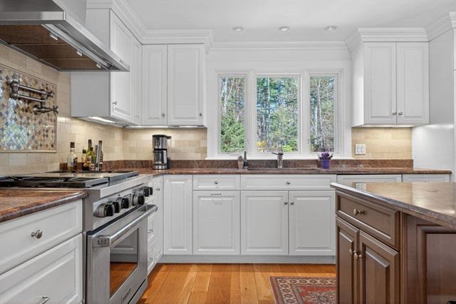 8 Buttercup Ln, Dover, MA 02030
