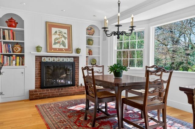 8 Buttercup Ln, Dover, MA 02030