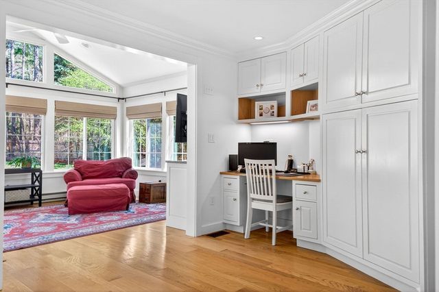 8 Buttercup Ln, Dover, MA 02030