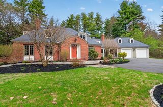 8 Buttercup Ln, Dover, MA 02030