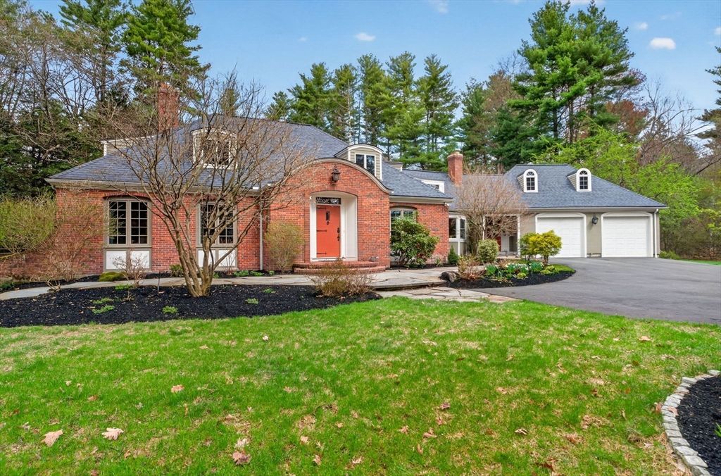 8 Buttercup Ln, Dover, MA 02030