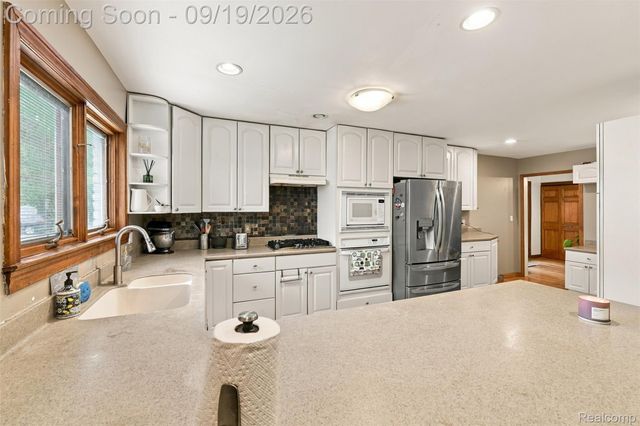 1192 Nicklaus Drive, Troy, MI 48085