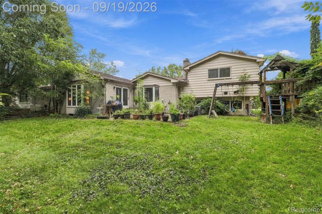 1192 Nicklaus Drive, Troy, MI 48085