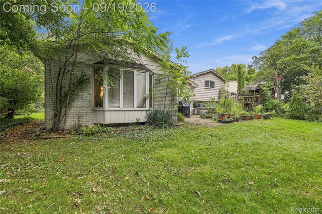 1192 Nicklaus Drive, Troy, MI 48085