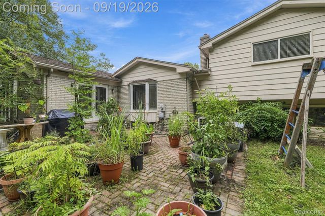 1192 Nicklaus Drive, Troy, MI 48085