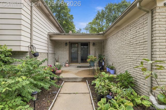 1192 Nicklaus Drive, Troy, MI 48085