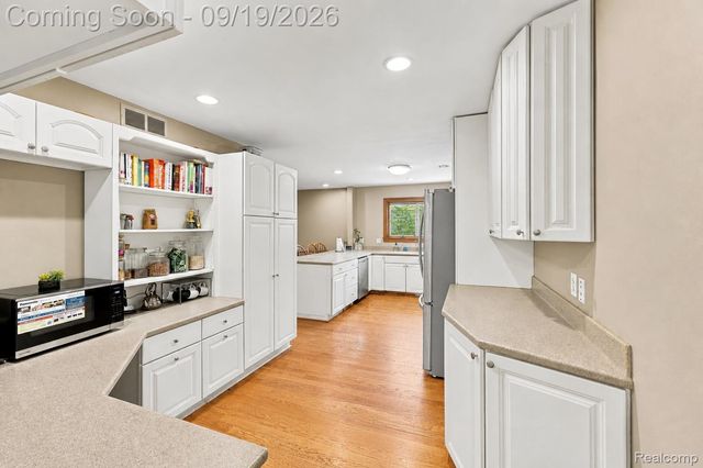 1192 Nicklaus Drive, Troy, MI 48085