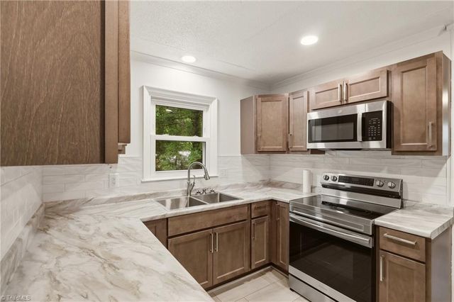 1609 Seven Oaks Place, High Point, NC 27265