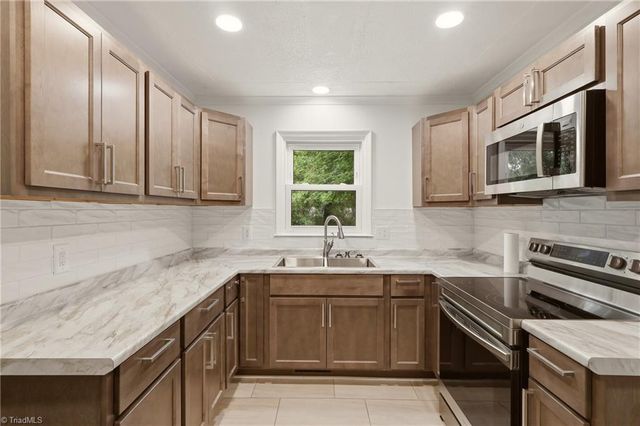 1609 Seven Oaks Place, High Point, NC 27265