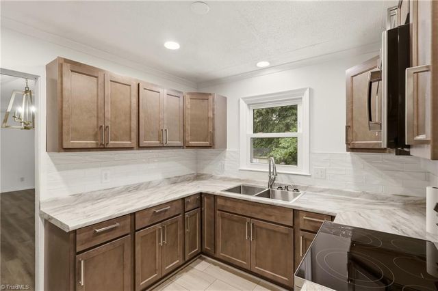 1609 Seven Oaks Place, High Point, NC 27265
