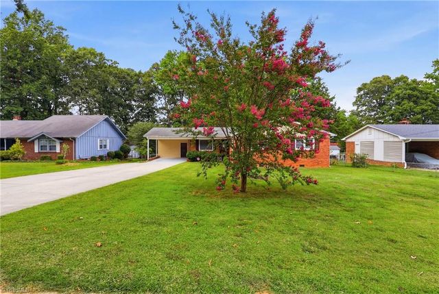1609 Seven Oaks Place, High Point, NC 27265