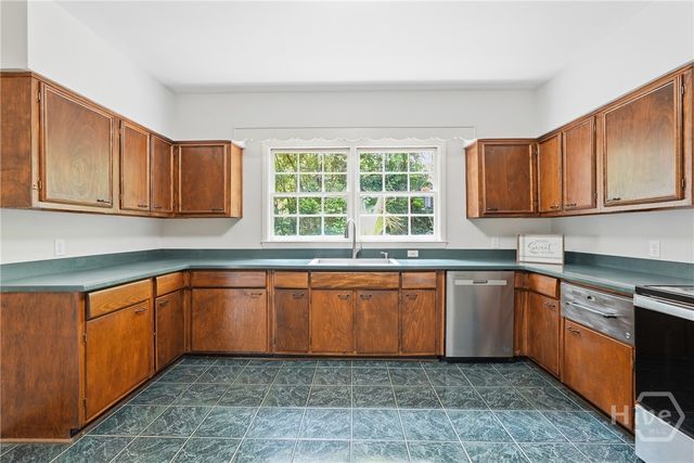 5729 Colonial Drive, Savannah, GA 31406