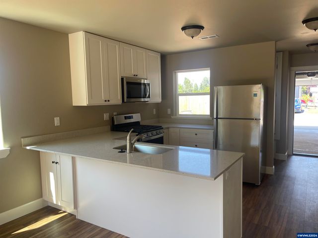 3730 Peter Ln NE, Salem, OR 97305
