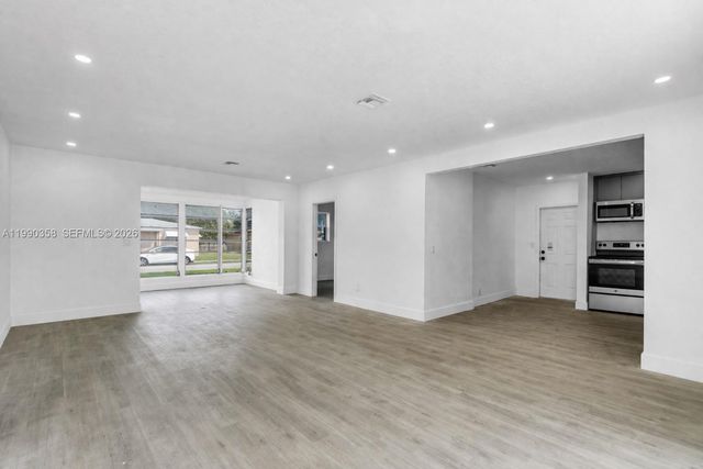 110 NE 171st St, North Miami Beach, FL 33162