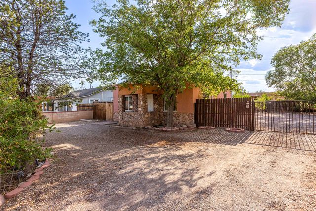 5201 Grande Drive NW, Albuquerque, NM 87107