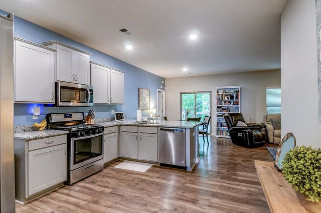 425 COLONIAL HEIGHTS DR, Munford, TN 38058