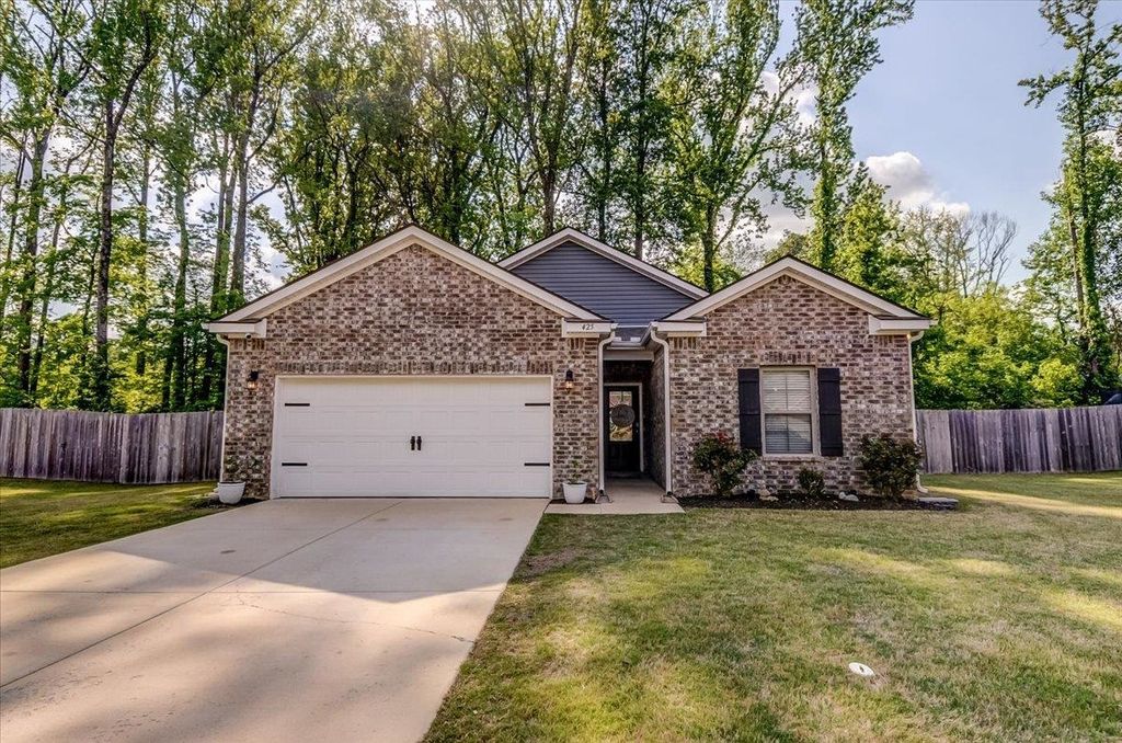 425 COLONIAL HEIGHTS DR, Munford, TN 38058