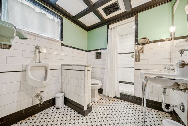 1919 W Douglas Ave, Wichita, KS 67213