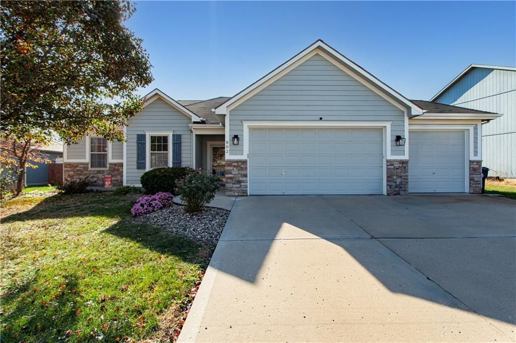 802 Green Drive, Grain Valley, MO 64029