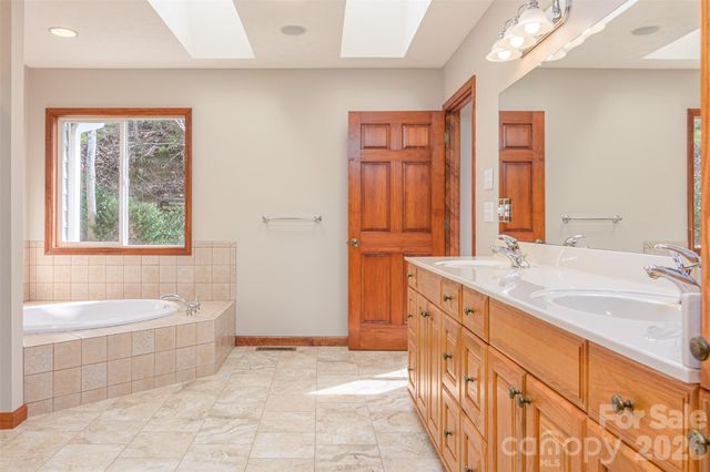 299 Carriage Summitt Way, Hendersonville, NC 28791