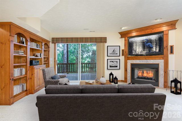 299 Carriage Summitt Way, Hendersonville, NC 28791