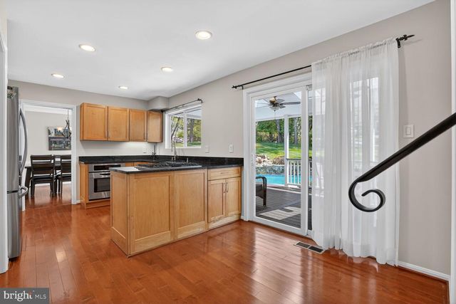 11715 LARIAT LN, Oakton, VA 22124