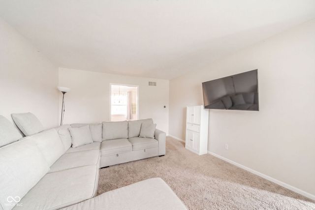 908 Whispering Trail, Greenfield, IN 46140