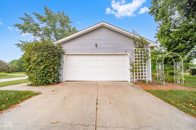 908 Whispering Trail, Greenfield, IN 46140