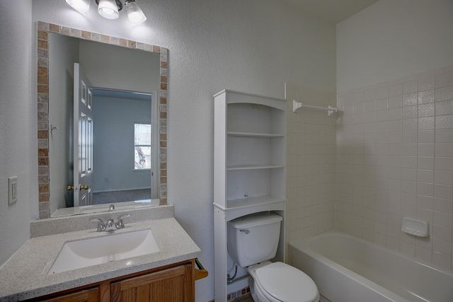 1102 E 3rd ST, Georgetown, TX 78626