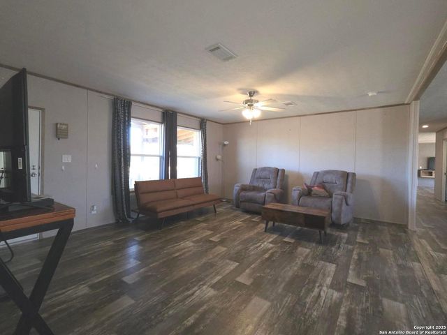 290 River Park Rd, Luling, TX 78648