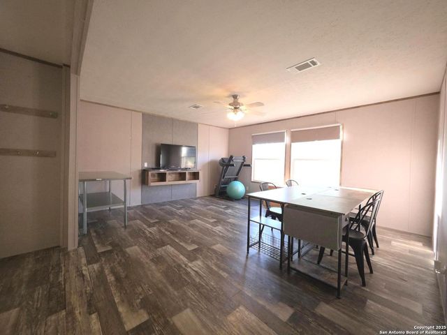 290 River Park Rd, Luling, TX 78648