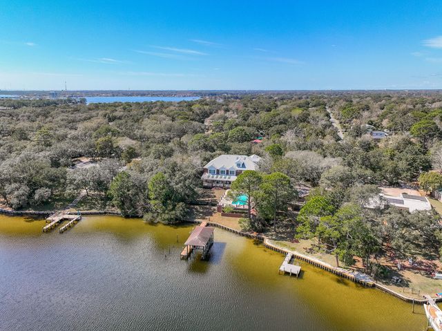 35 Poquito Road, Shalimar, FL 32579