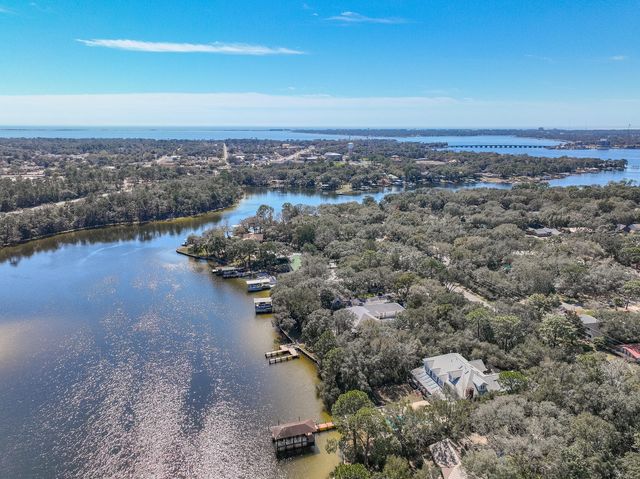 35 Poquito Road, Shalimar, FL 32579