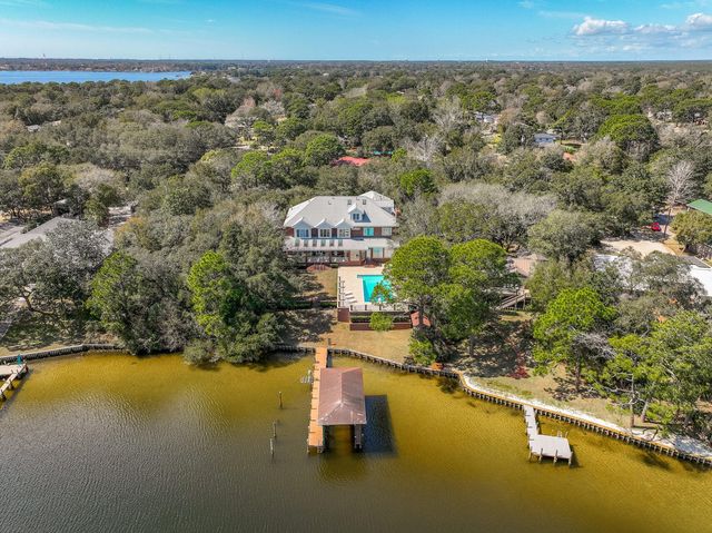 35 Poquito Road, Shalimar, FL 32579