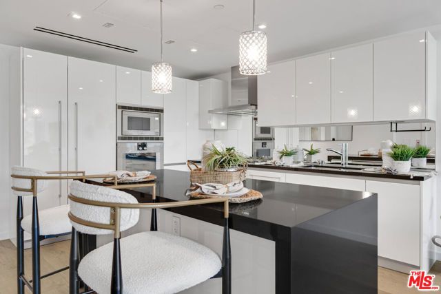9000 W 3rd Street 204, Los Angeles, CA 90048