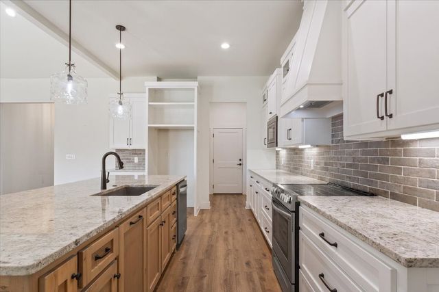 800 Forward Pass Drive, Hewitt, TX 76643