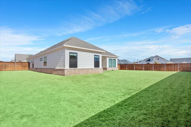 800 Forward Pass Drive, Hewitt, TX 76643