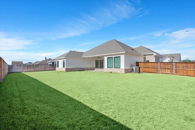 800 Forward Pass Drive, Hewitt, TX 76643