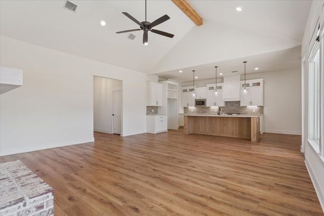 800 Forward Pass Drive, Hewitt, TX 76643