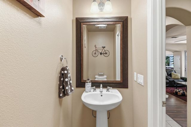3762 Clubside Ln, Sacramento, CA 95835