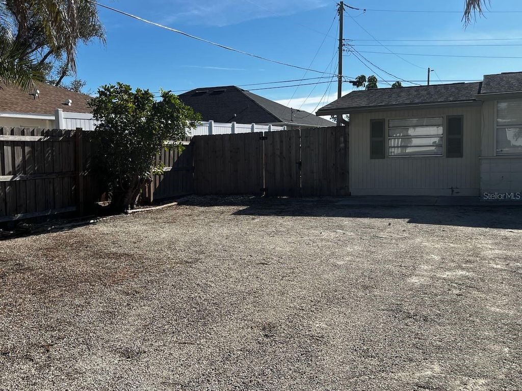 Image 2 of property listing at 425 PALMETTO DRIVE, Venice, FL 34293