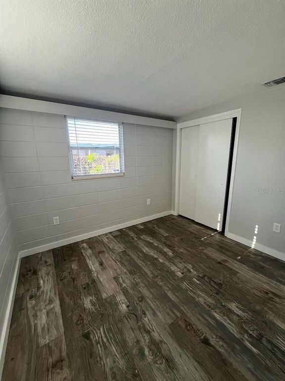 Image 11 of property listing at 425 PALMETTO DRIVE, Venice, FL 34293