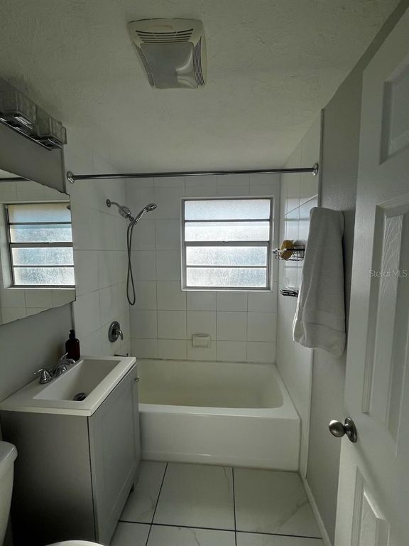 Image 12 of property listing at 425 PALMETTO DRIVE, Venice, FL 34293