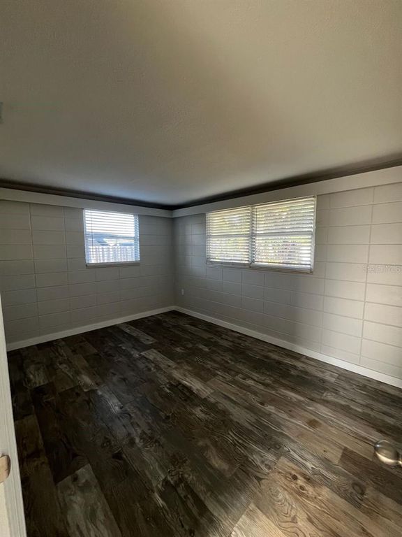 Image 13 of property listing at 425 PALMETTO DRIVE, Venice, FL 34293