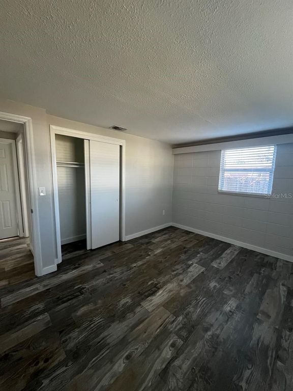 Image 14 of property listing at 425 PALMETTO DRIVE, Venice, FL 34293