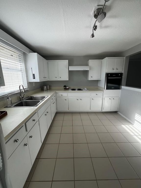 Image 15 of property listing at 425 PALMETTO DRIVE, Venice, FL 34293