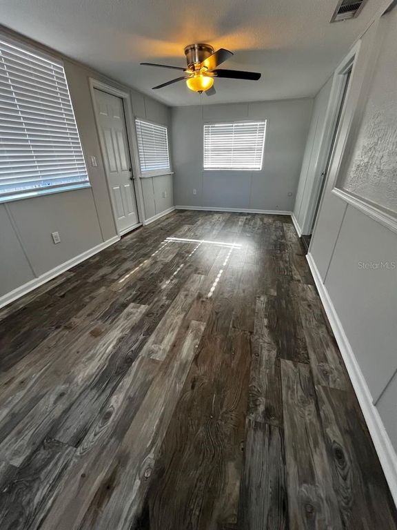 Image 18 of property listing at 425 PALMETTO DRIVE, Venice, FL 34293