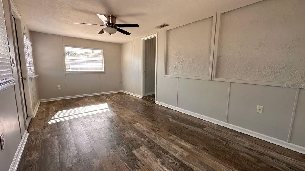 Image 19 of property listing at 425 PALMETTO DRIVE, Venice, FL 34293