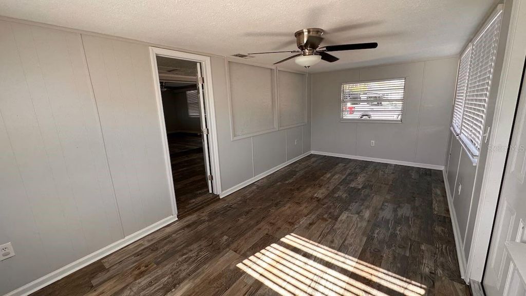 Image 20 of property listing at 425 PALMETTO DRIVE, Venice, FL 34293