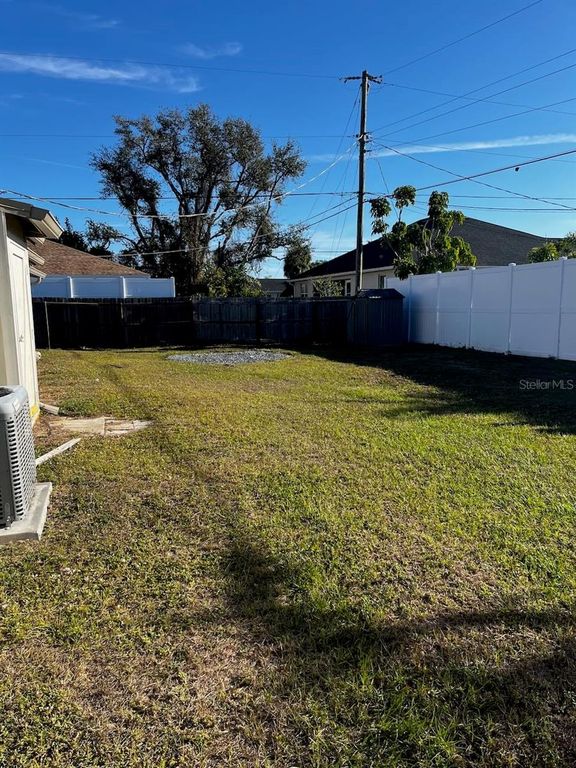 Image 21 of property listing at 425 PALMETTO DRIVE, Venice, FL 34293